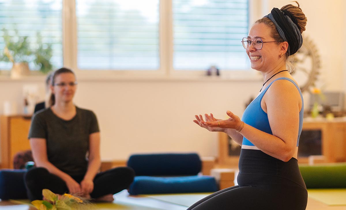 Yoga-Lehrerin begrüßt die Schüler